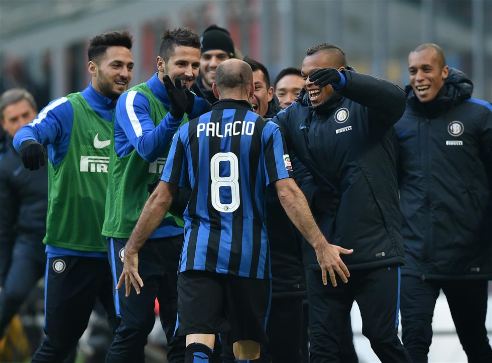 马塞洛儿子恩佐代表皇马在青年欧冠首秀，马塞洛在场边见证（恩佐代表皇马完成青年欧冠首秀，马塞洛场边观战）