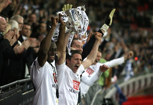 中国冰壶男队5连胜锁定循环赛前三 向米兰冬奥席位冲刺（中国冰壶男队豪取五连胜，稳居循环赛前三，冲击米兰冬奥名额）