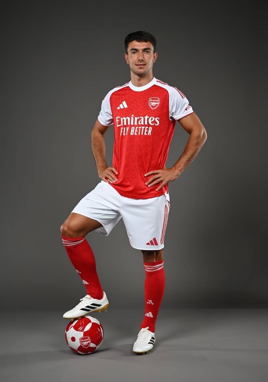 国足球新希望！16岁小将两度戴帽U16国足，如今直接进亚冠大名单！（16岁小将两度戴帽助U16国足，如今直入亚冠名单，国足新希望！）