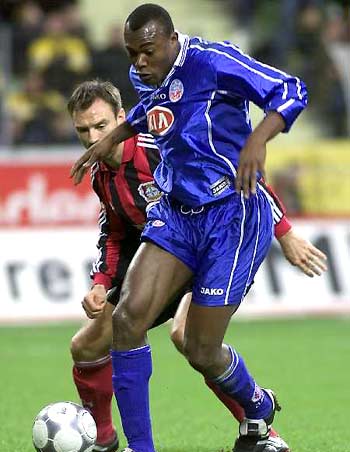 判决书：原天津泰达球员白某峰因受贿判有期徒刑一年，缓刑一年（法院判决：前天津泰达球员白某峰因受贿获刑一年，缓刑一年）