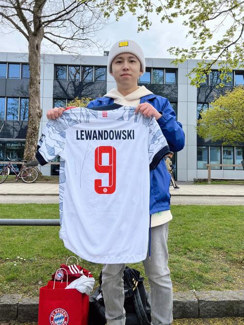 剑南春丨多特3-3斯图加特，昂达夫补时绝平+戴帽，埃姆雷-詹点射（剑南春丨多特3-3平斯图加特：昂达夫戴帽补时扳平，埃姆雷-詹点射破门）