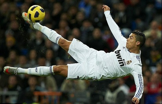 赫内斯谈拜仁明年目标：国内双冠王，在欧冠尽可能走远一些（赫内斯：拜仁明年冲击国内双冠，欧冠力求走得更远）