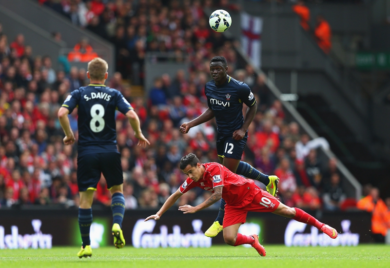 英超积分榜：曼联力克狼队升至第6，曼城落后榜首阿森纳2分（英超最新积分榜：曼联击败狼队升至第六，曼城距领头羊阿森纳仅差2分）